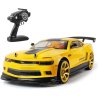 Voiture RC drift Camaro 1/10 jaune à jantes dorées avec sa radiocommande