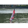 Voilier RC Hurricane 791-2 en navigation, vu de loin sur un lac