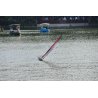 Voilier RC Hurricane gîtant sous l'effet du vent