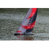 Grand-voile et foc du voilier RC Hurricane bordés en navigation