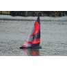 Voilier RC Hurricane Volantex 791-2 au près, grand-voile et foc gonflés