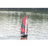 Voilier RC Hurricane Volantex naviguant sur un plan d'eau calme